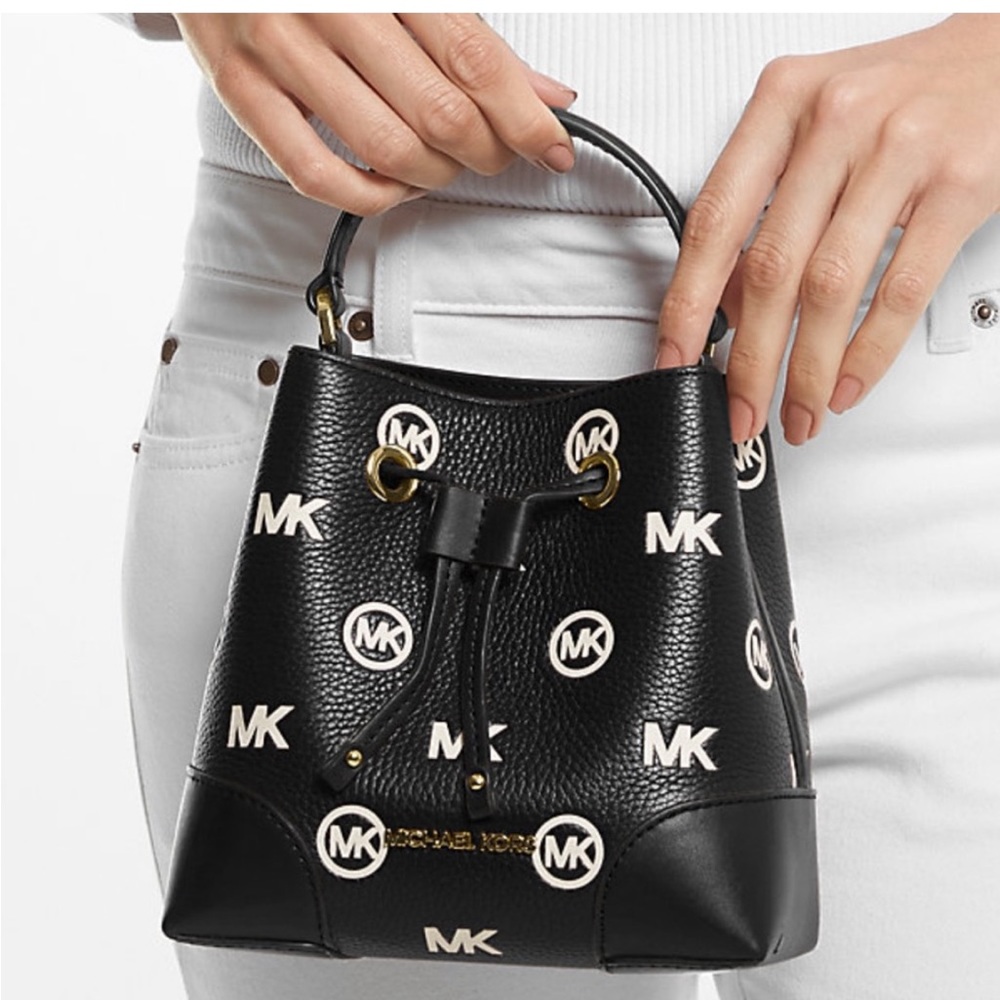 MICHAEL KORS
Mercer Small Logo Embossed Leather Bucket Bag
COLOR BLACK - Picture 4 of 15